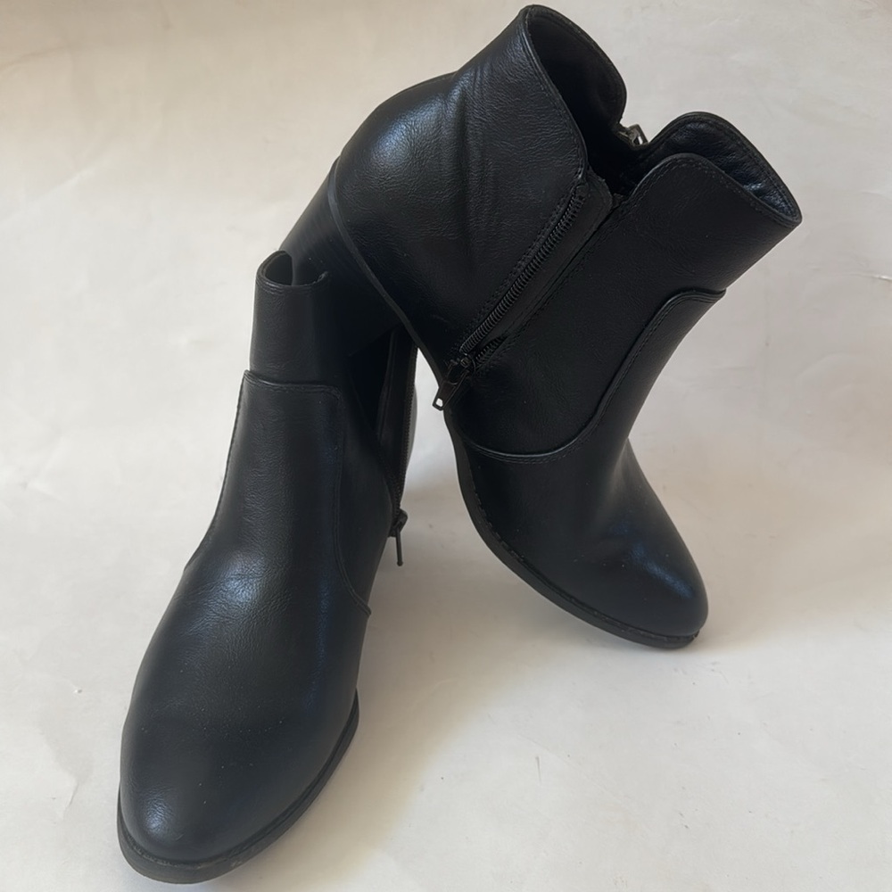 KIM ROGERS Black Vegan Faux Leather Novella Ankle Bootie Boots Size 8 EUC $80